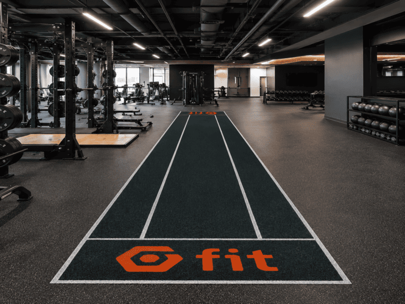 Neumático pesado sobre césped Hyrox para entrenamiento funcional